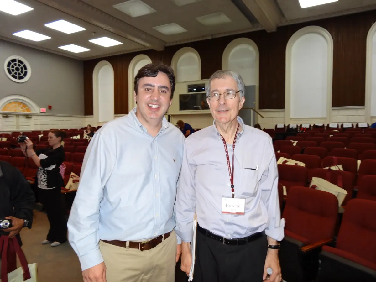 Ricardo, do Grupo Super Cérebro, ao lado de Howard Gardner na Universidade de Harvard